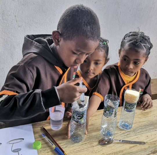 La médiation des sols en pratique : adaptation, tests et diffusion d’une mallette pédagogique pour des élèves malgaches